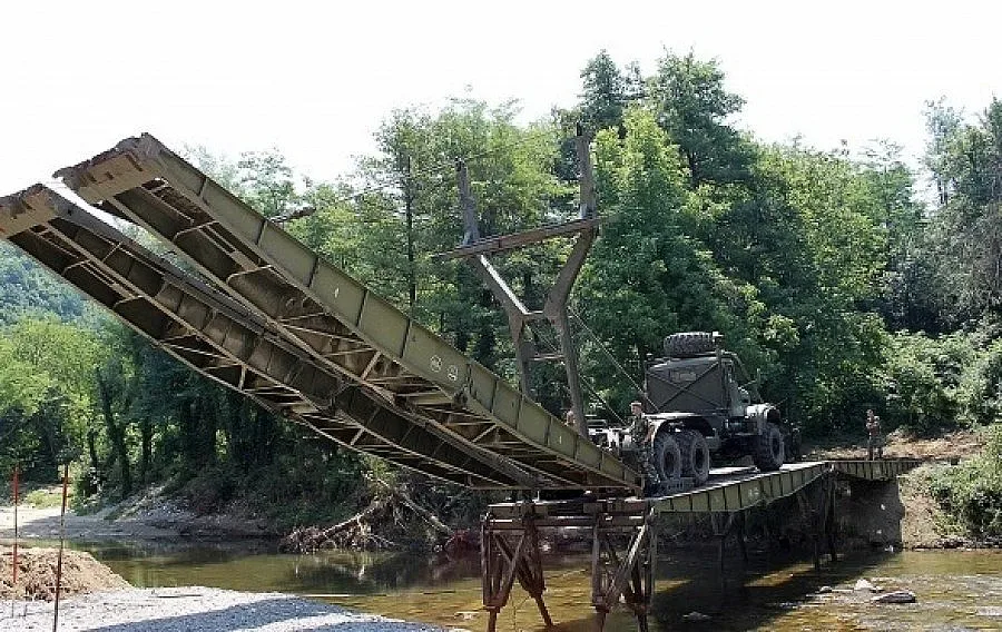 Войската направи мост на Килифаревския манастир