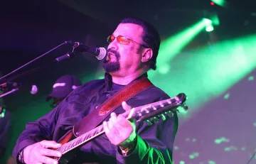 Стивън Сегал ще води азиатски туристи у нас