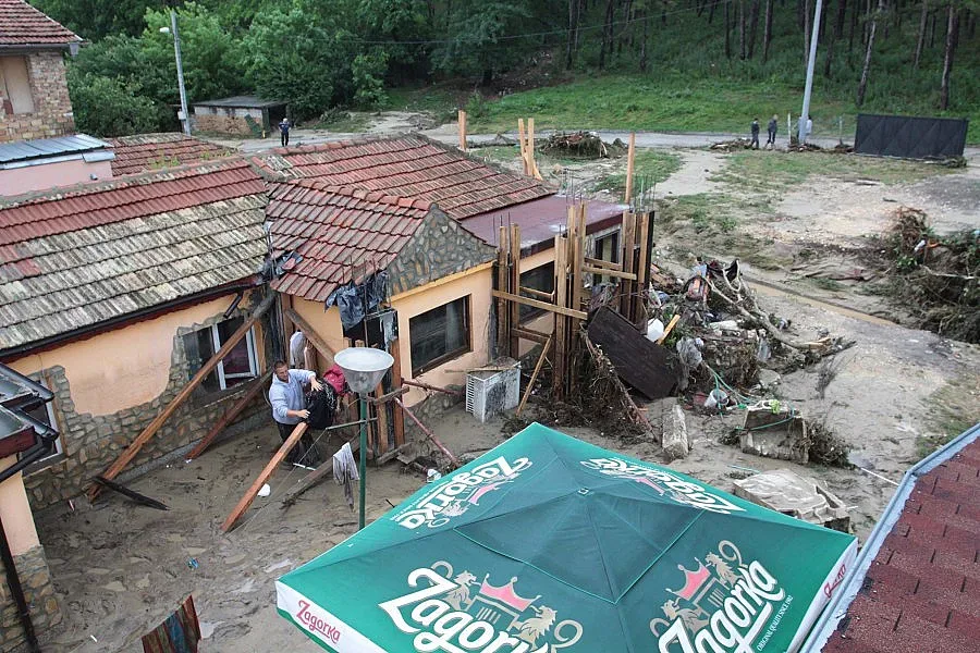 Братя сами поискаха да им бутнят къщата