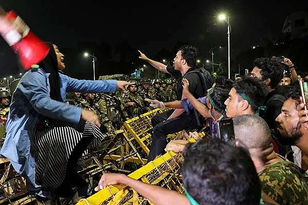 Студенти от Бангладеш на бунт. Ето защо