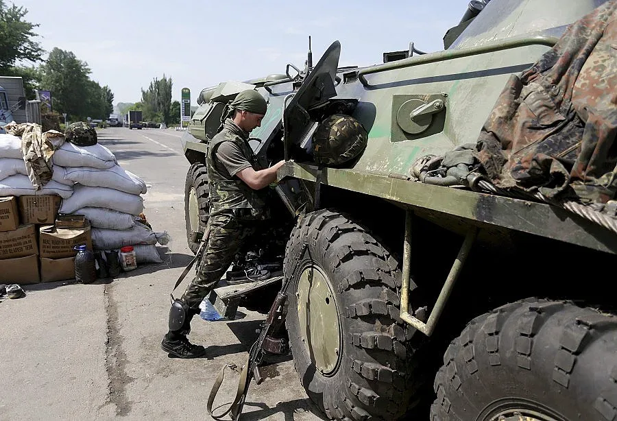 Сепаратисти навлизат в Славянск, взривове в Луганск