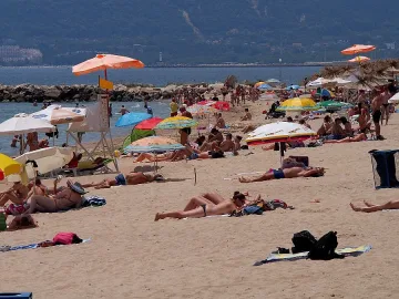 Туристи на опашка за атракциони по морето