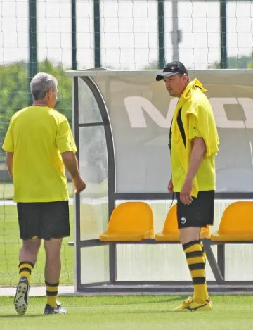 Любо се маха след мача в Сан Марино