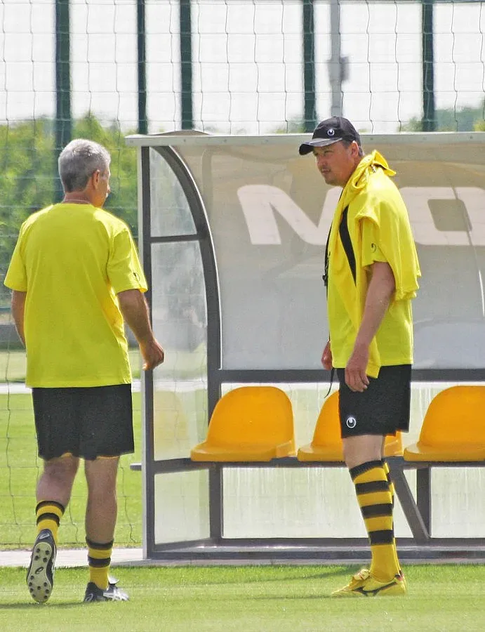 Любо се маха след мача в Сан Марино