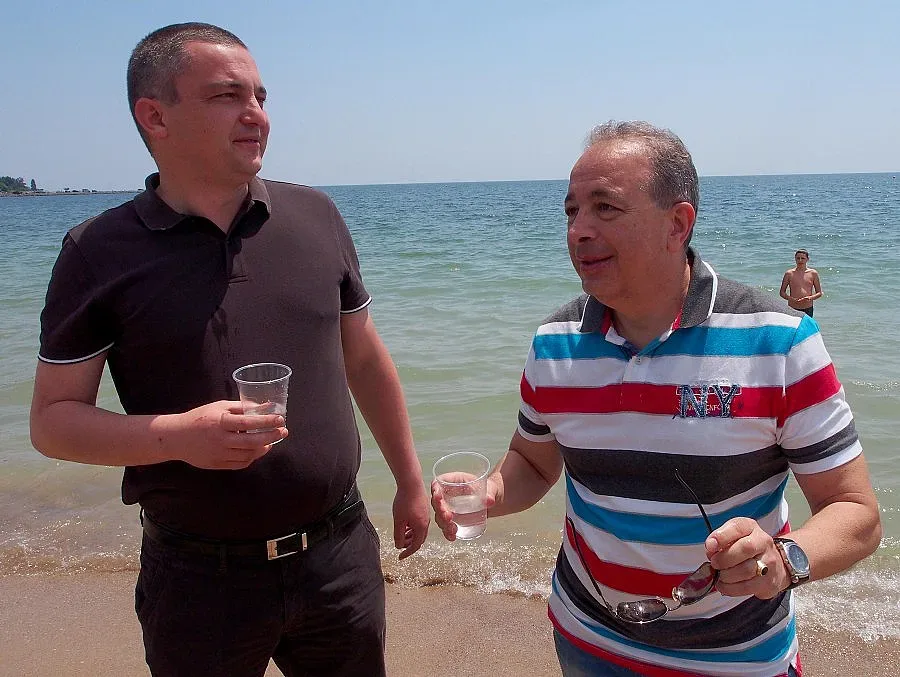 Зам.- министър, губернатор и кмет пиха вода от морето във Варна