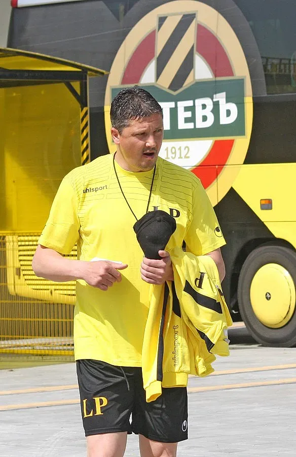 Любо Пенев хвърля кърпата до часове