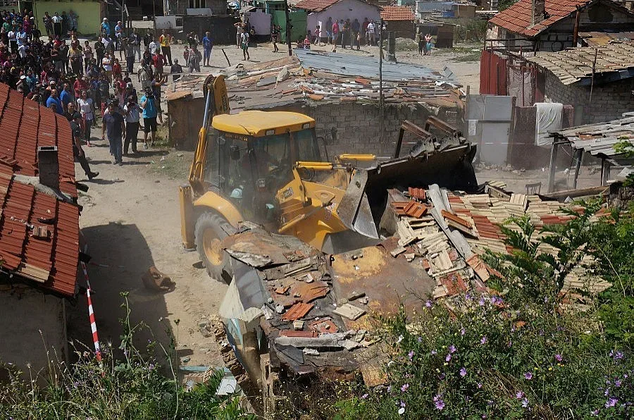 Роми помагат на багера в Гъбената махала във Варна