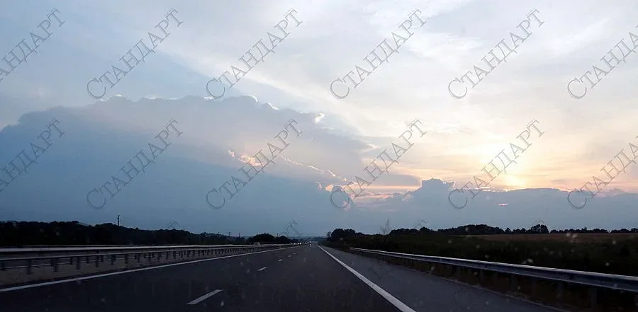 Дъждът се изнася на изток, дава път на слънцето