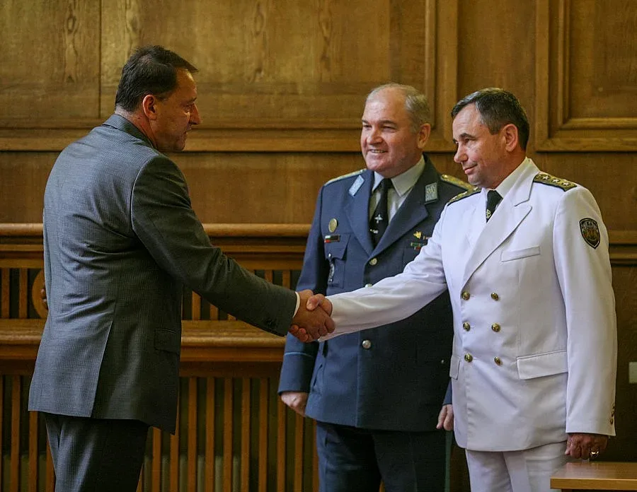 Морски вълк командва армията