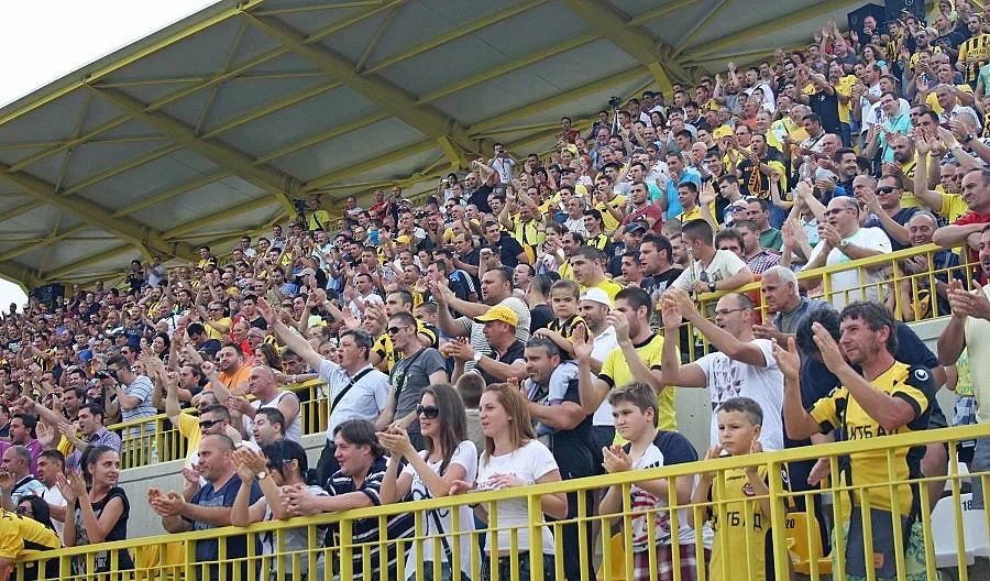 Вълна от 2000 "бултраси" заля плажа на Бургас