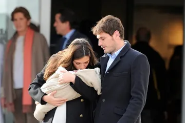 Сара и Икер заведоха бебето на плажа