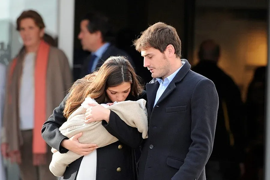 Сара и Икер заведоха бебето на плажа