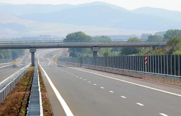 Строители на АМ "Хемус" заплашиха със стачка за заплати