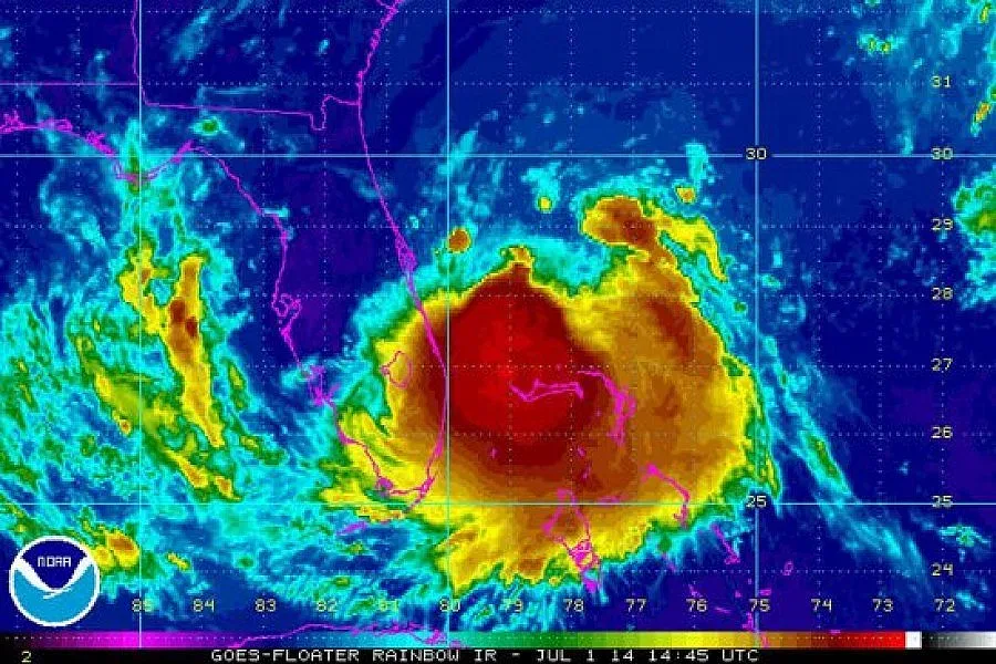 Ураганът "Артър" евакуира остров в САЩ