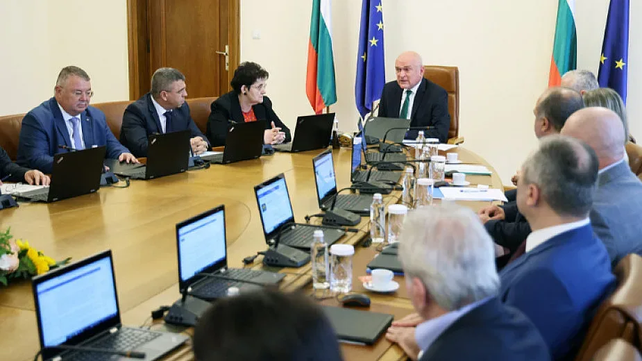 Извънредно! Правителството със съдбовен ход за страната до часове