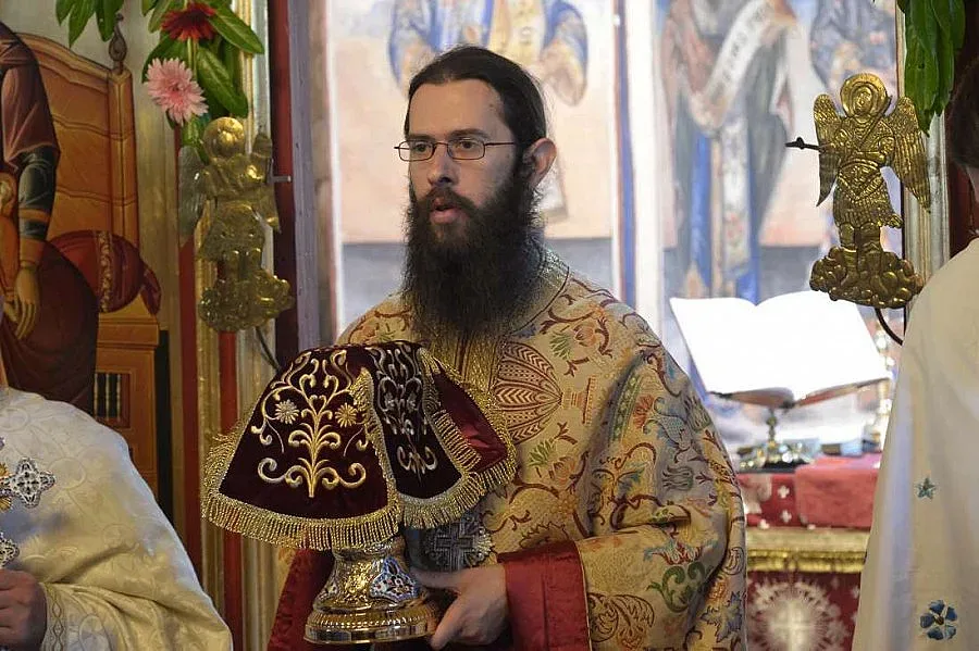 Дядо Николай с нов викарий