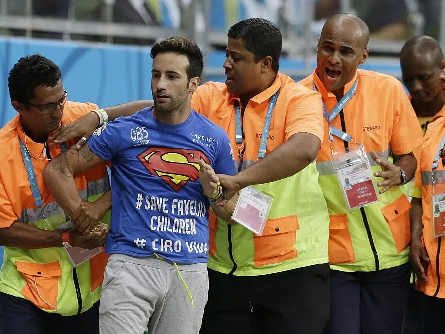 ВИДЕО: Социално ангажираният Марио Фери отново нахлу на терена