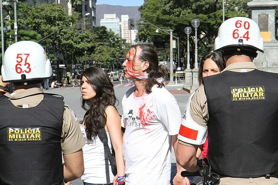 Сълзотворен газ и гумени куршуми за 300 демонстранти в Бразилия