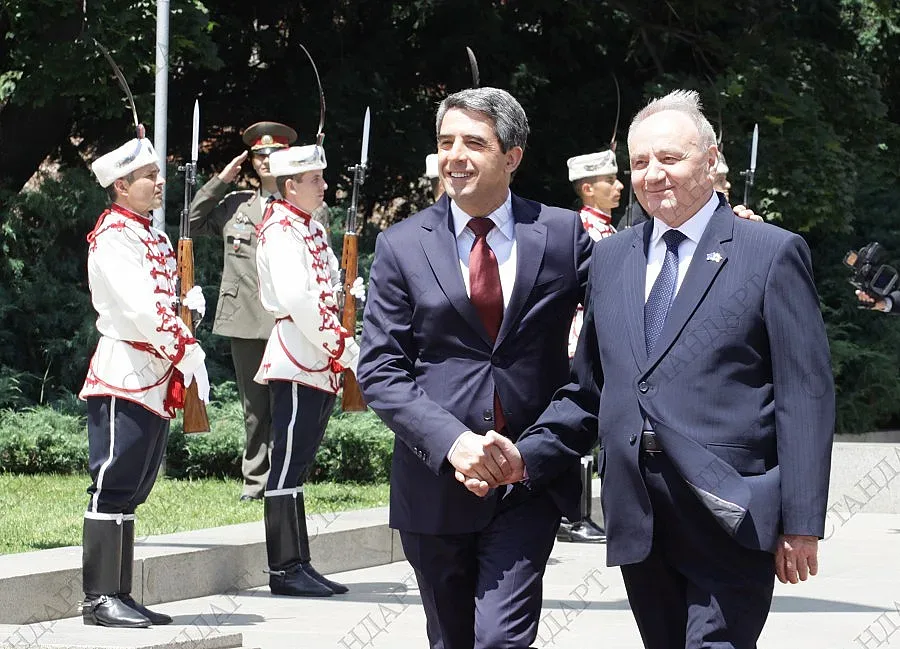 Плевнелиев дава орден на Гунди