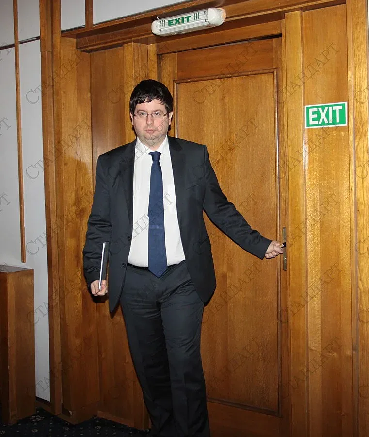 Дупката в бюджета удари 888 млн. лв.