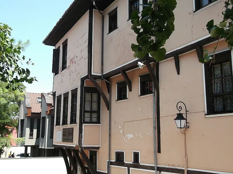 Писатели с петиция срещу търга за Ламартин