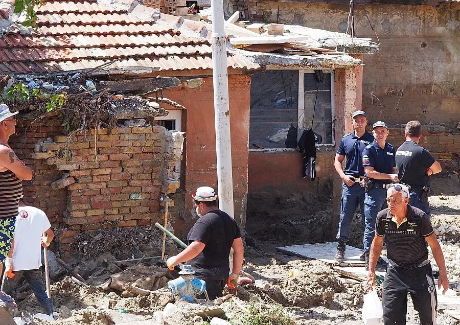 Събарят 15 незаконни къщи във Варна