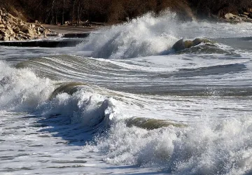 Жарко слънце се прокрадва в облаците