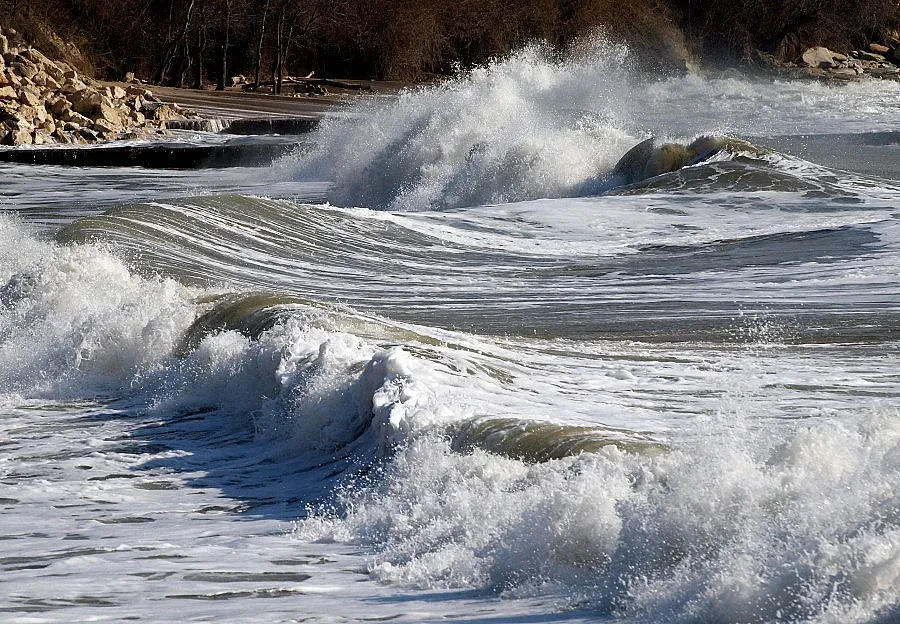 Жарко слънце се прокрадва в облаците