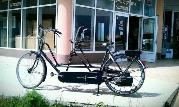 Болярин стана хит с колело за двама