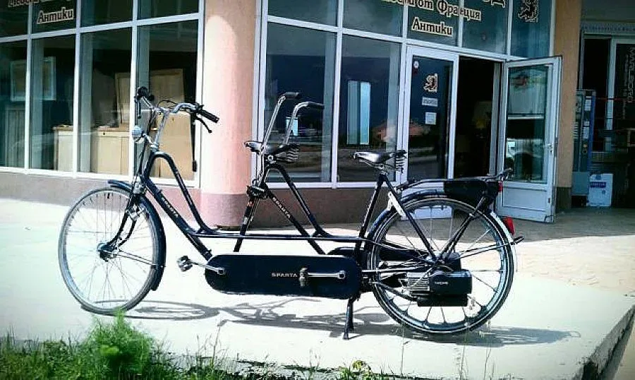 Болярин стана хит с колело за двама