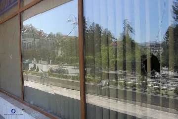 Мъж хвърля камъни по общината във Велико Търново