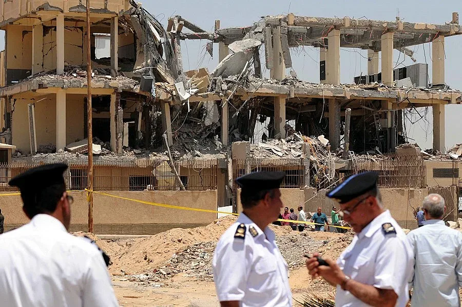 Полицай загина при експлозия в Кайро