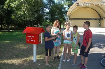 Фенове на книгата в Харманли сменят четива в „Приказна къщичка“ 