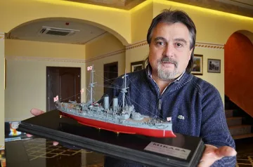 Французин представя модел на български кораб