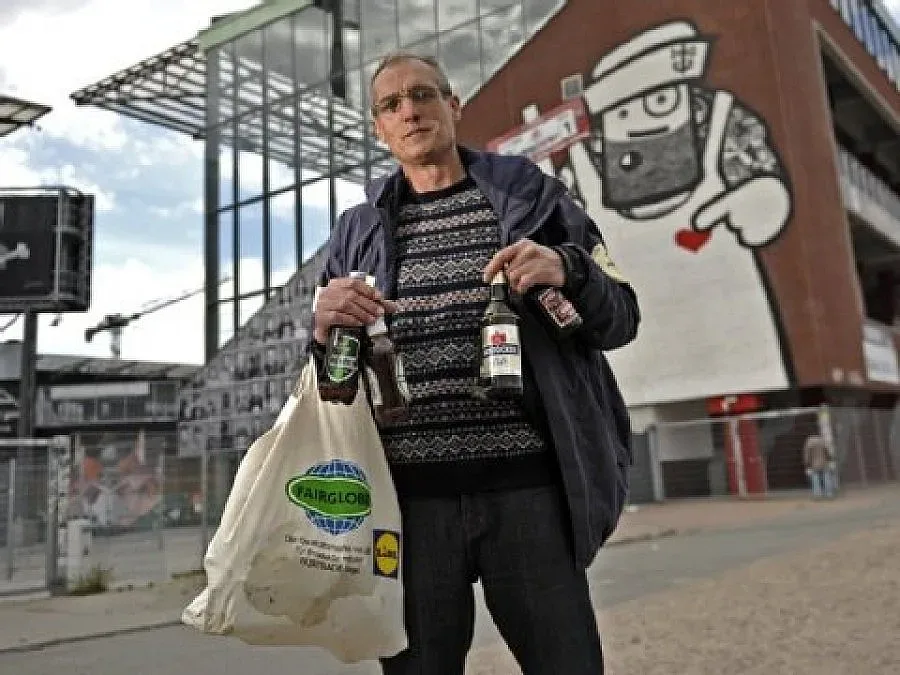 Наш вратар събира бутилки в Германия