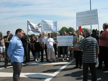 120 души протестираха на моста „Нова Европа" срещу завод