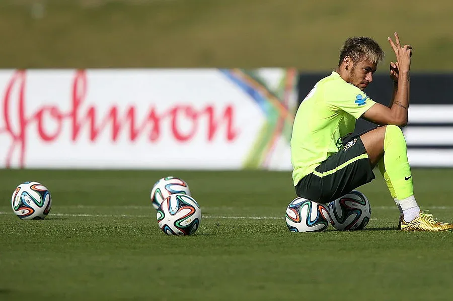 "Плейбой" отказа да клекне пред Неймар