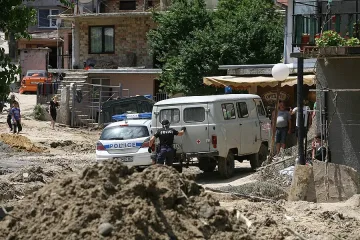 Бутат 400 незаконни къщи край дере