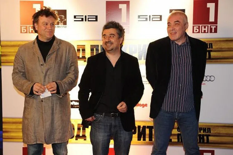 Трио отличници замисля ситком