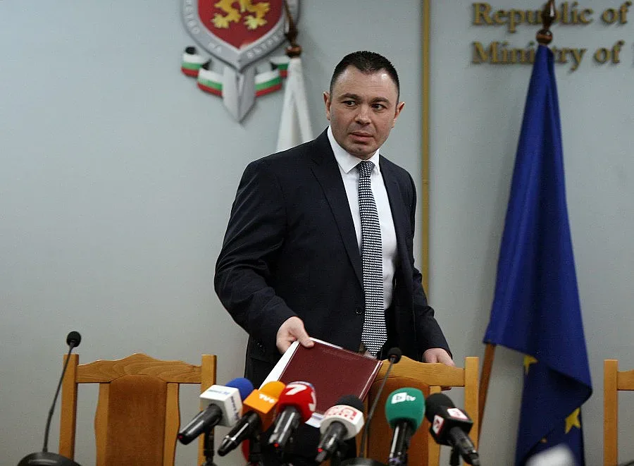 Лазаров: Служители на МВР не са изпращани в банки