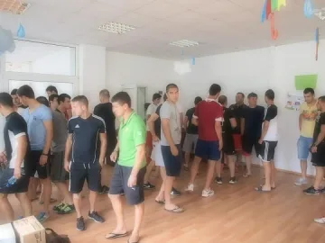 Футболисти помагат на наводнено село