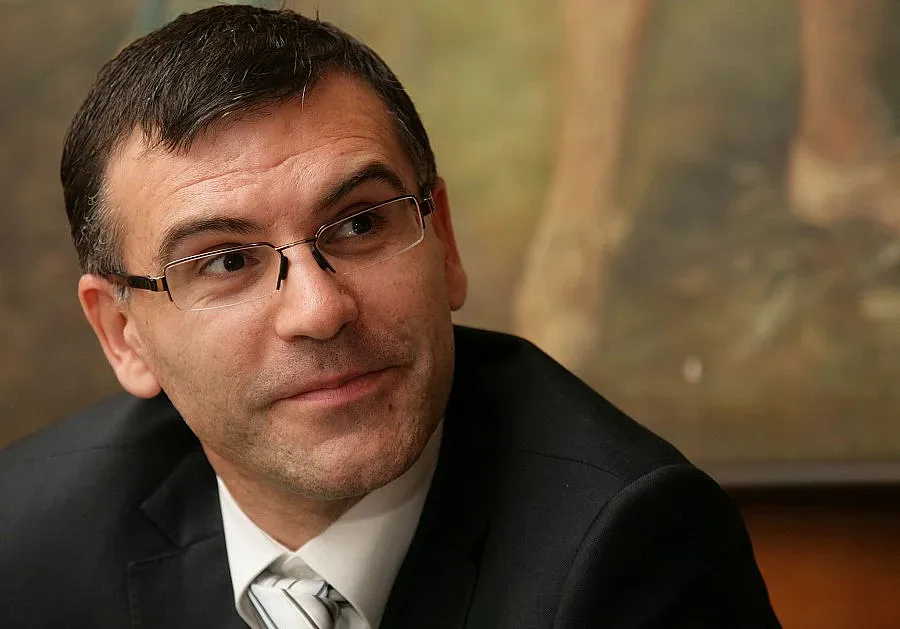 Проблемът с КТБ ще се реши, но политиците да мълчат