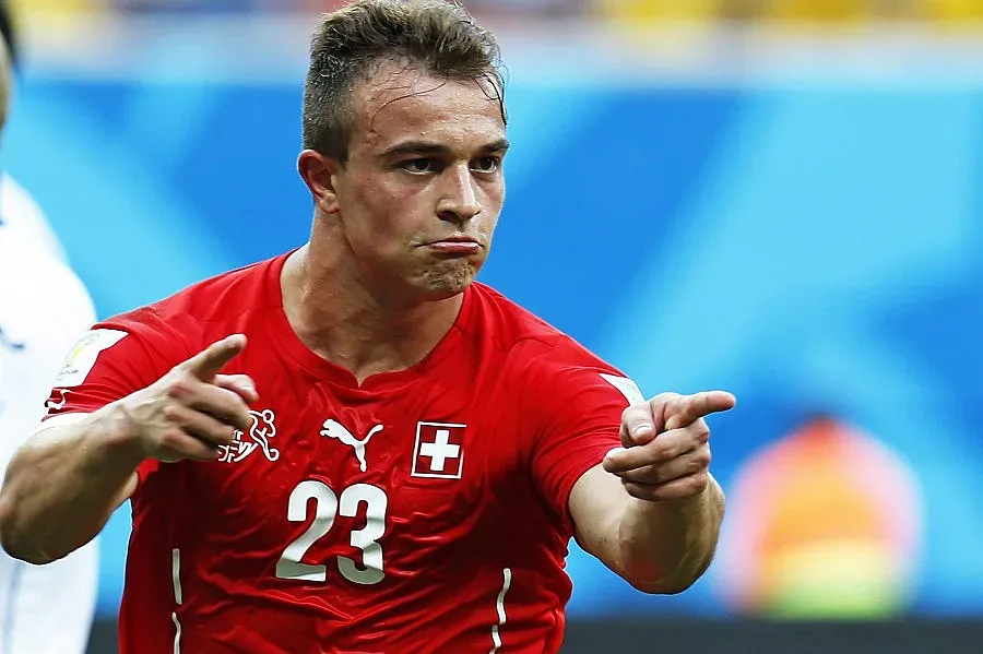 Шак празнува с червено вино