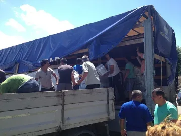 Миньори и енергетици помагат на пострадалите от наводненията