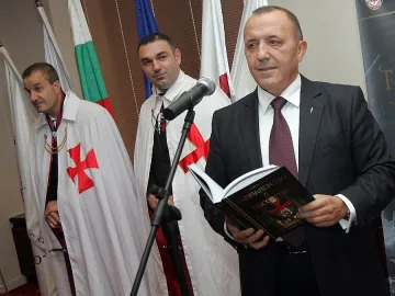 Книга на Ралчев сочи пътя към храма