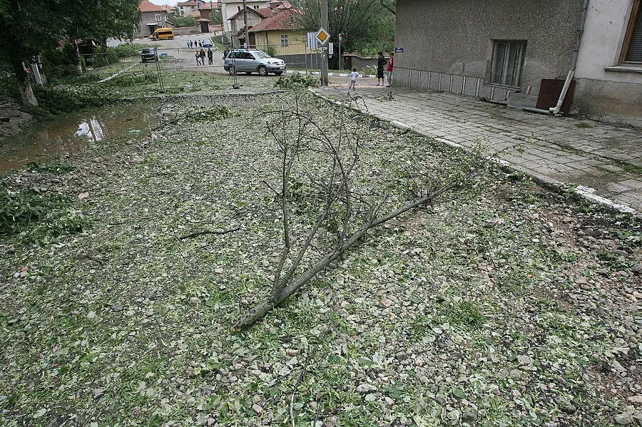 Ураган помете половин България (ОБЗОР)