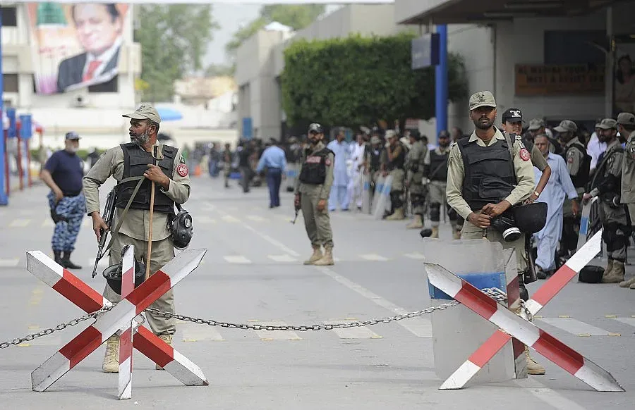 Стрелба по пътнически самолет в Пакистан