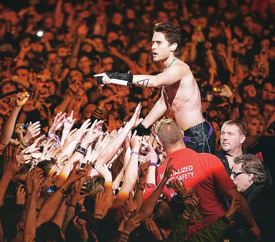 Черна стая с 26 градуса за Джаред Лето