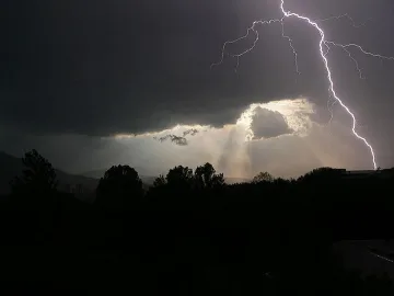 Мълния удари самолета на испанския тим