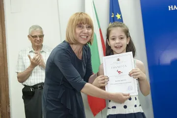 Клисарова: Единният учебник ще е по-лек